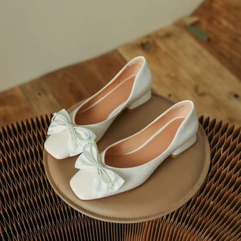 Момиче Sweet Heart Bow, Пролетно новост 2023 година, корейската версия, квадратни обувки от лачена кожа с мързеливи лесно уста, страхотна тънки обувки-лодки на ниски токчета.